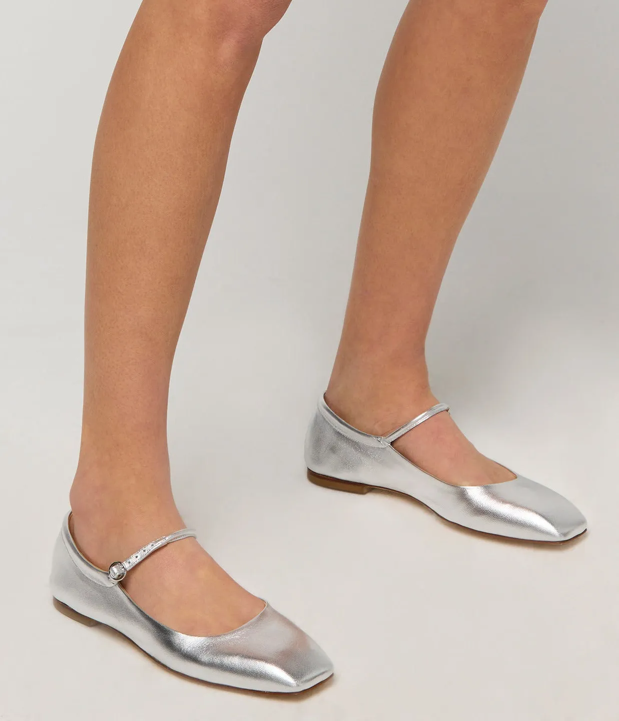 Uma Flat in Laminated Silver