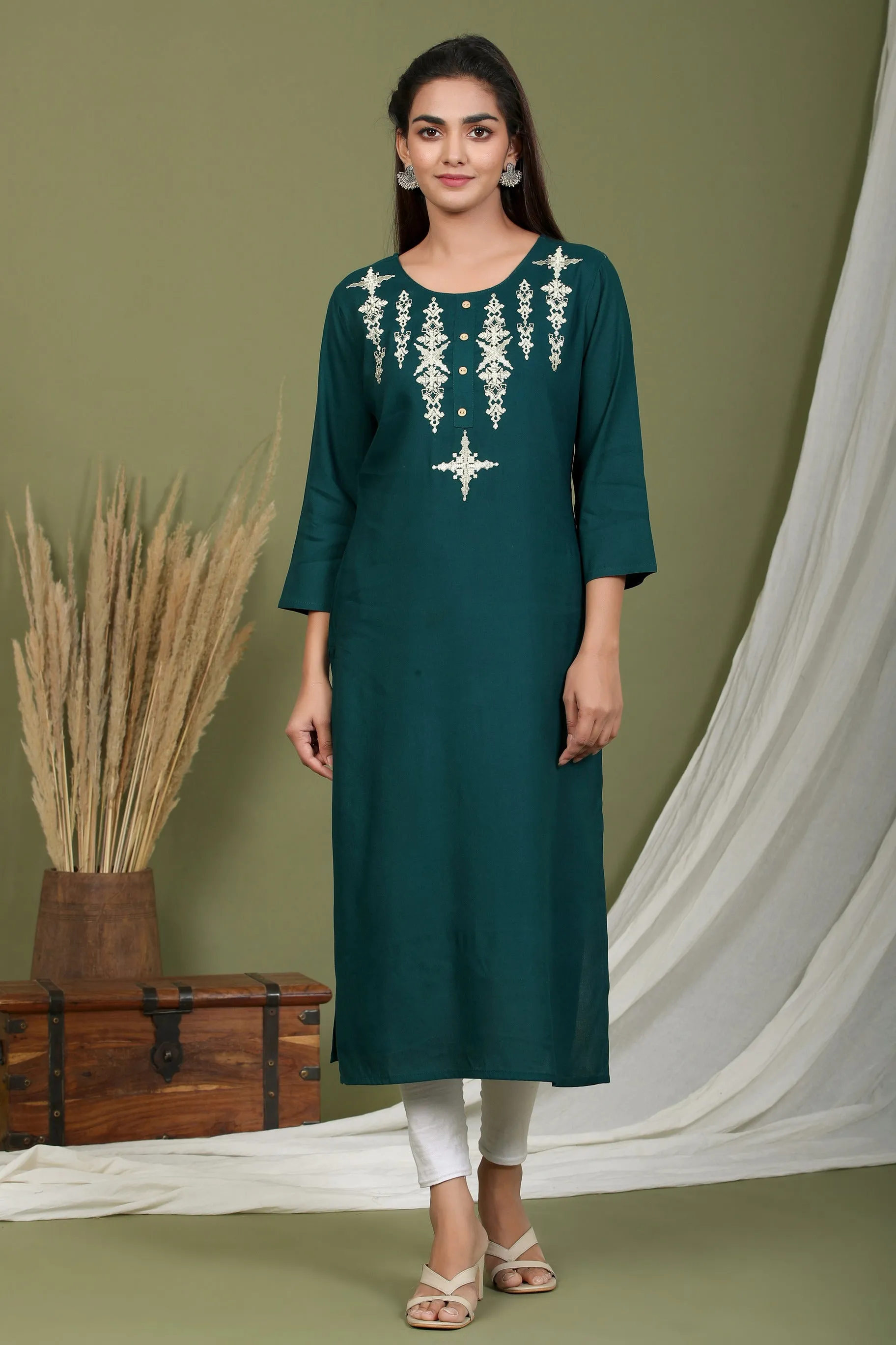 Women Green Embroiderd Kurta
