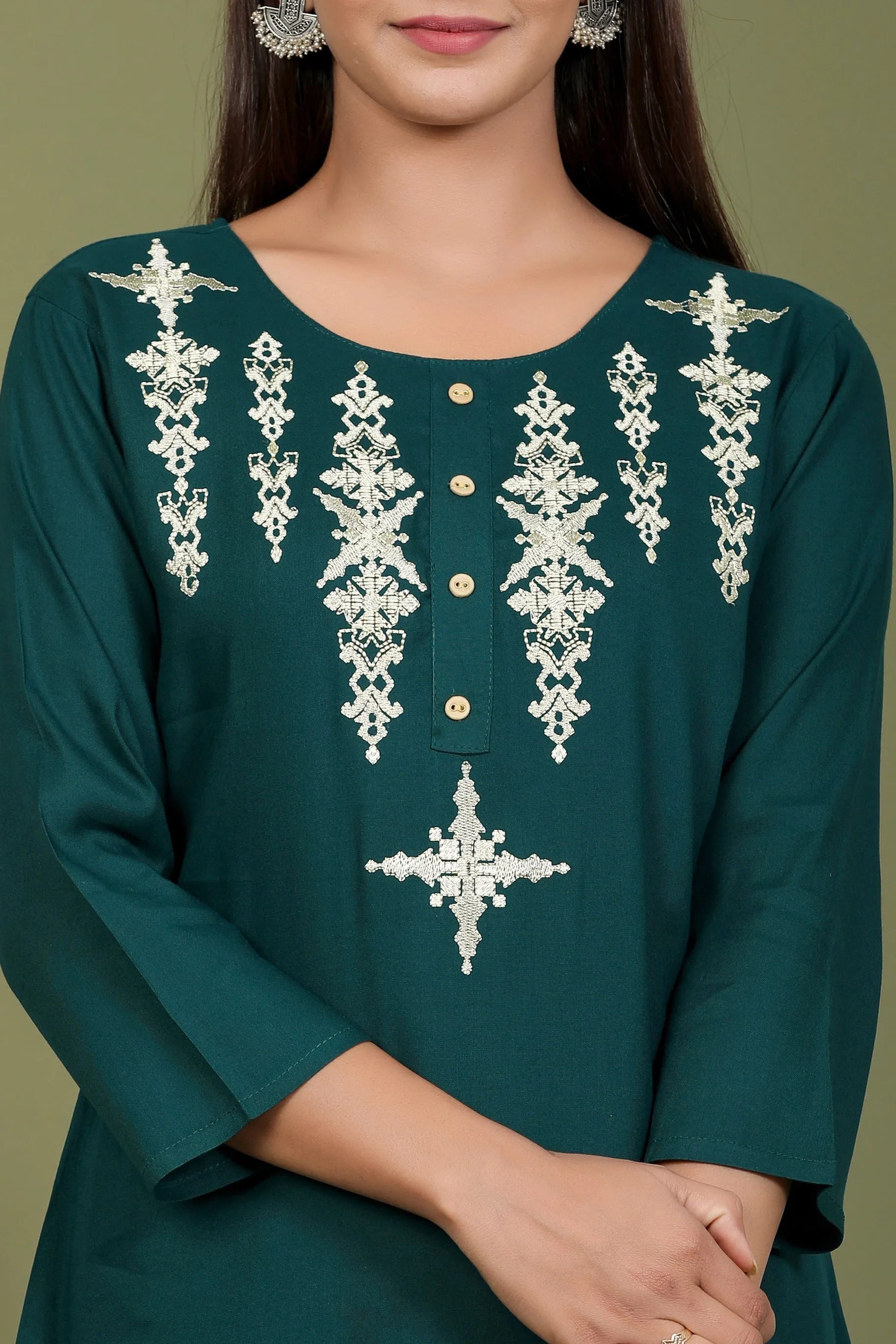Women Green Embroiderd Kurta