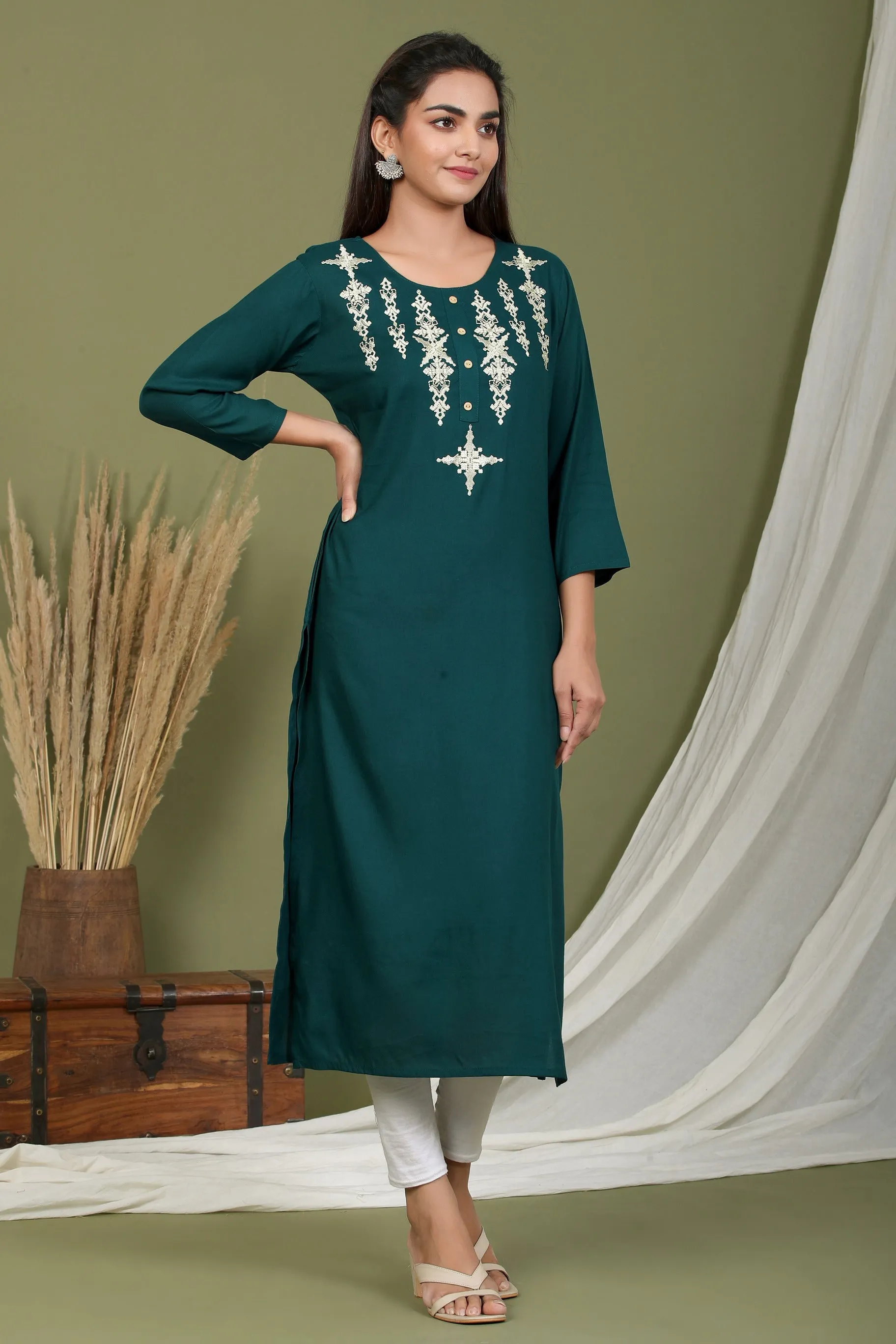 Women Green Embroiderd Kurta